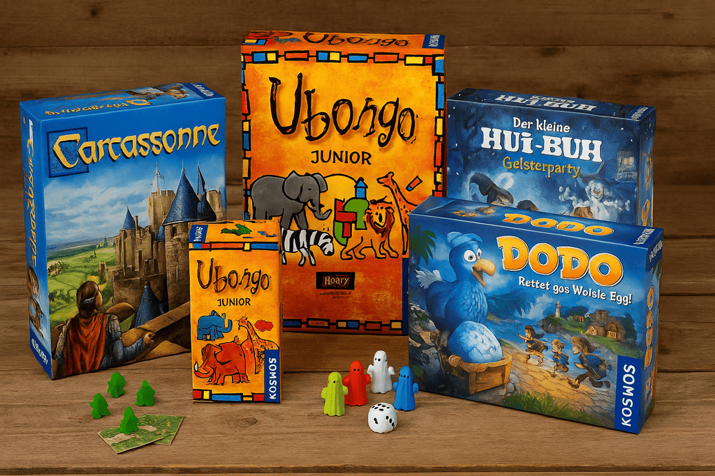 Kosmos Familienspiele im Querformat auf Holztisch – Spieleboxen Carcassonne, Ubongo Junior, Hui-Buh und Dodo mit Spielfiguren, Karten und Würfeln