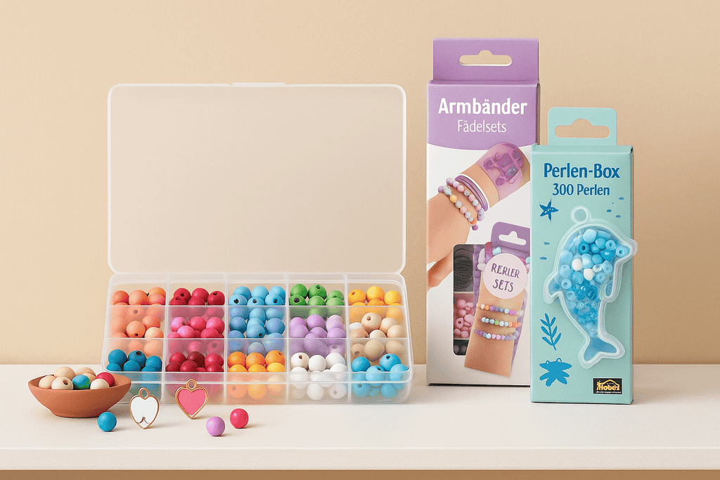 Perlen & Perlensets – bunte Holzperlen in Box, Fädelsets und Perlen-Box auf weißem Regal vor beigefarbenem Hintergrund