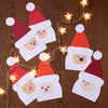 Nikolaus-Figuren aus Papier als Weihnachtsdeko auf Holz, verziert mit Lichterkette
