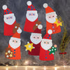 Selbstgebastelte Nikoläuse aus dem HABA Bastelset als weihnachtliche Deko auf dunklem Untergrund