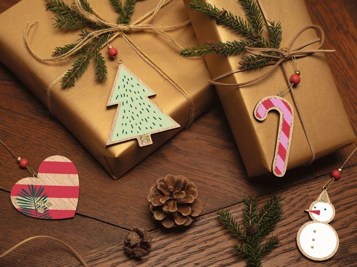 Dekorative Anhänger Weihnachten mit Goldschimmer
