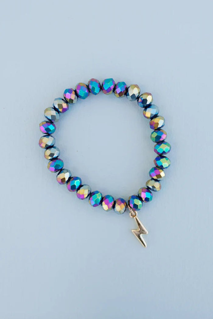 Das Lightning Bolt Revolt Armband funkelt mit holografischen Perlen in bunten Farben.