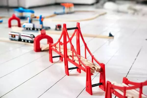 BRIO Hängebrücke – längste Brücke für Holzeisenbahn ab 3 Jahren