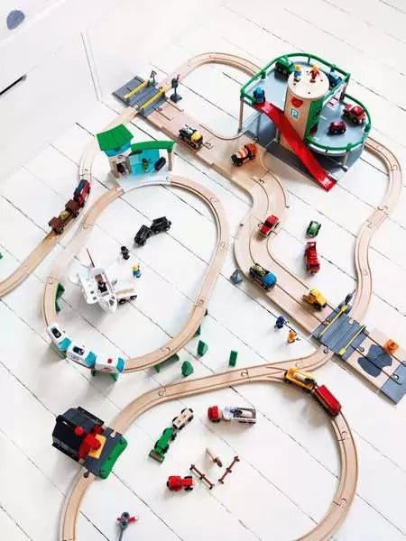 BRIO Parkhaus mit Aufzug, Straße & Schienen für Kinder ab 3 Jahren