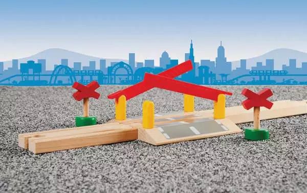 BRIO World Bahnübergang mit Schranken ab 3 Jahren – Zubehör für Holzeisenbahn