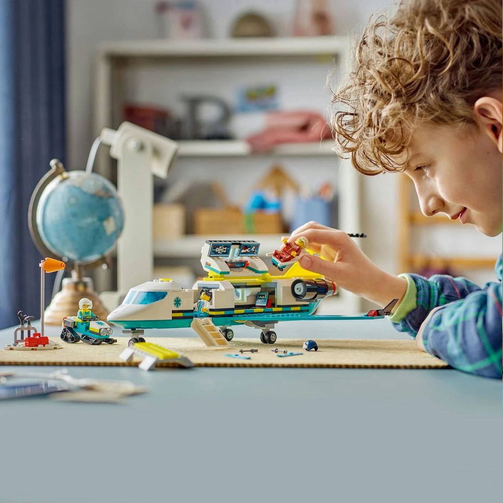 LEGO 60465 City Rettungsflugzeug mit Sanitätern & Schneemobil