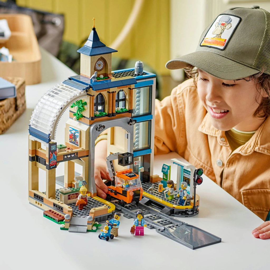 LEGO 60469 City Hauptbahnhof mit Aufzug, Café & Figuren