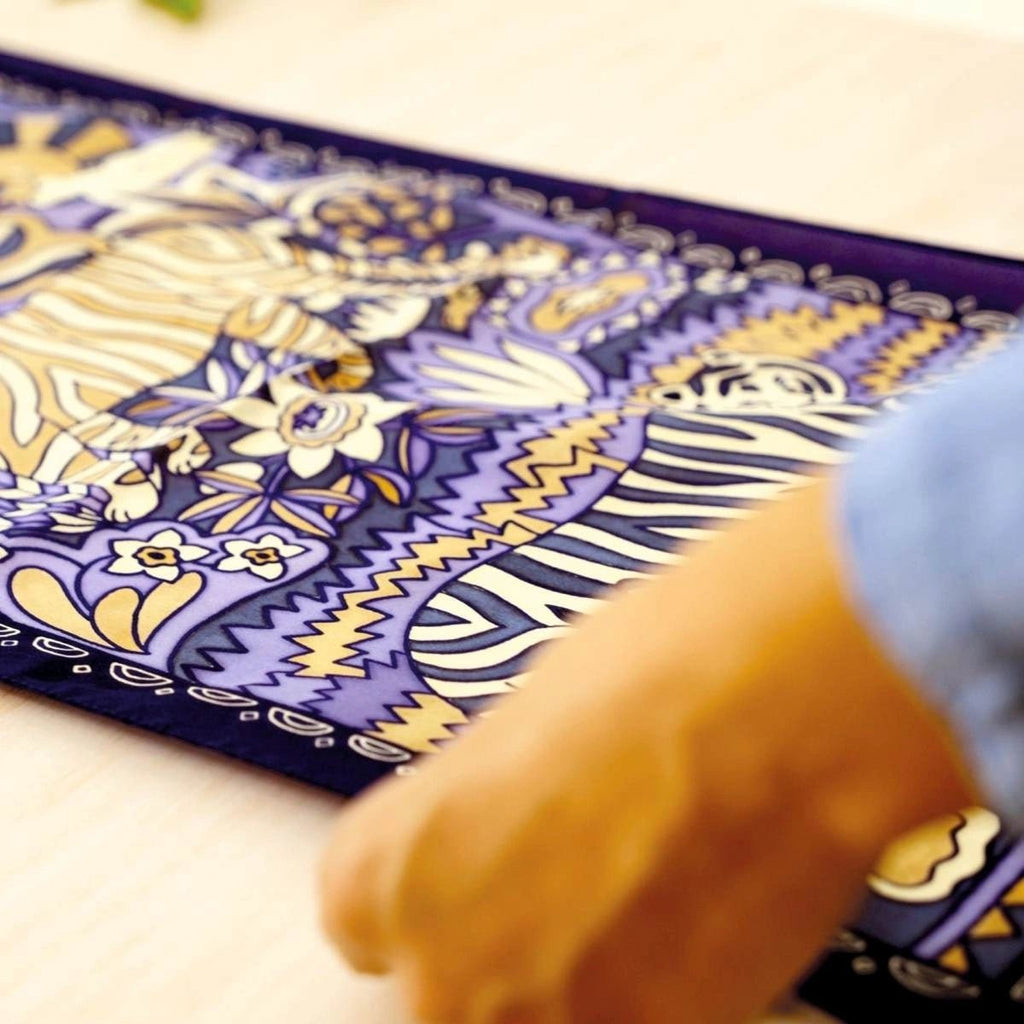 Video-Anleitung und Materialien für Seidenmalerei von Djeco
