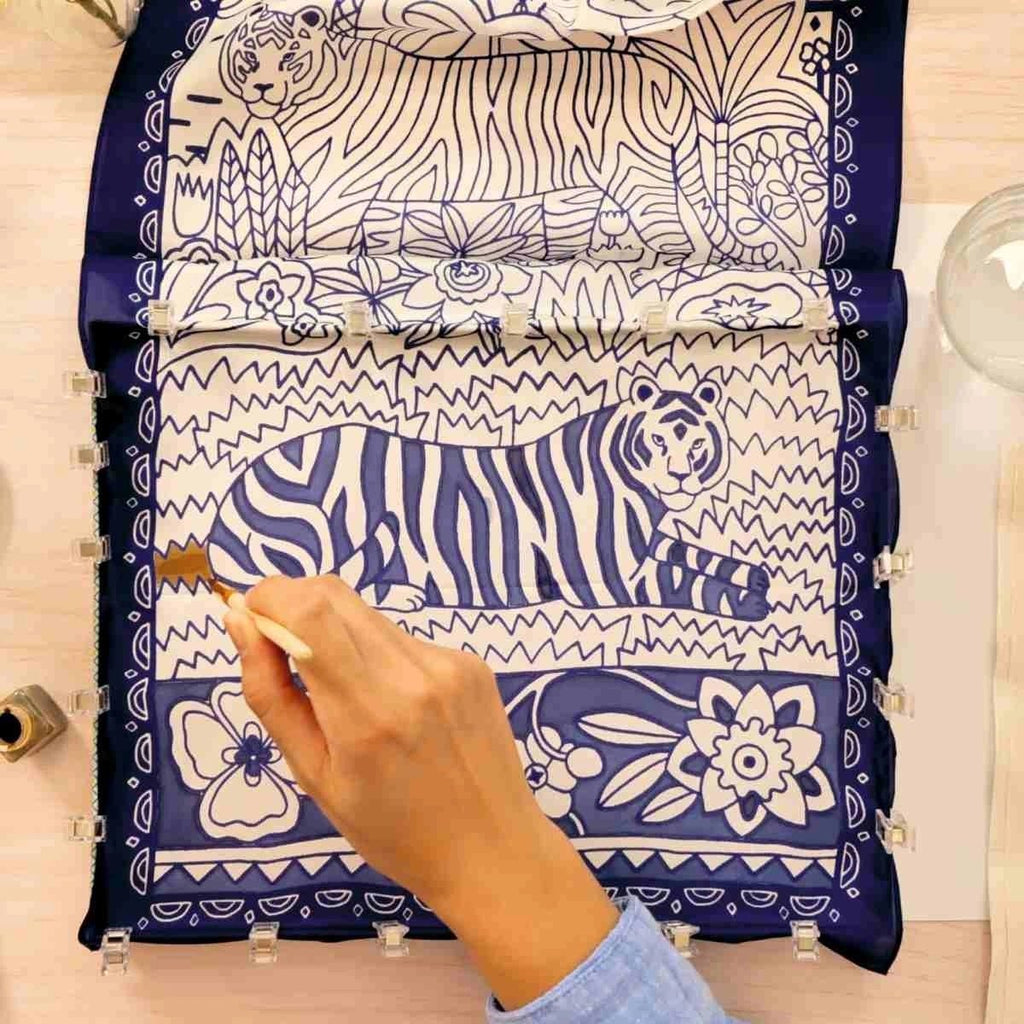 Djeco Set mit Pinsel, Farben und Anleitung zur Seidenmalerei
