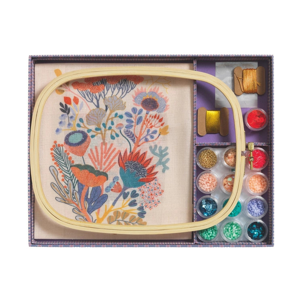 Perlenstickerei Set Djeco Atelier 58 mit Blumenmotiv
