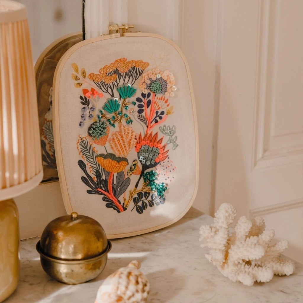 Djeco Perlenstickerei Blumen Stickrahmen und Perlen
