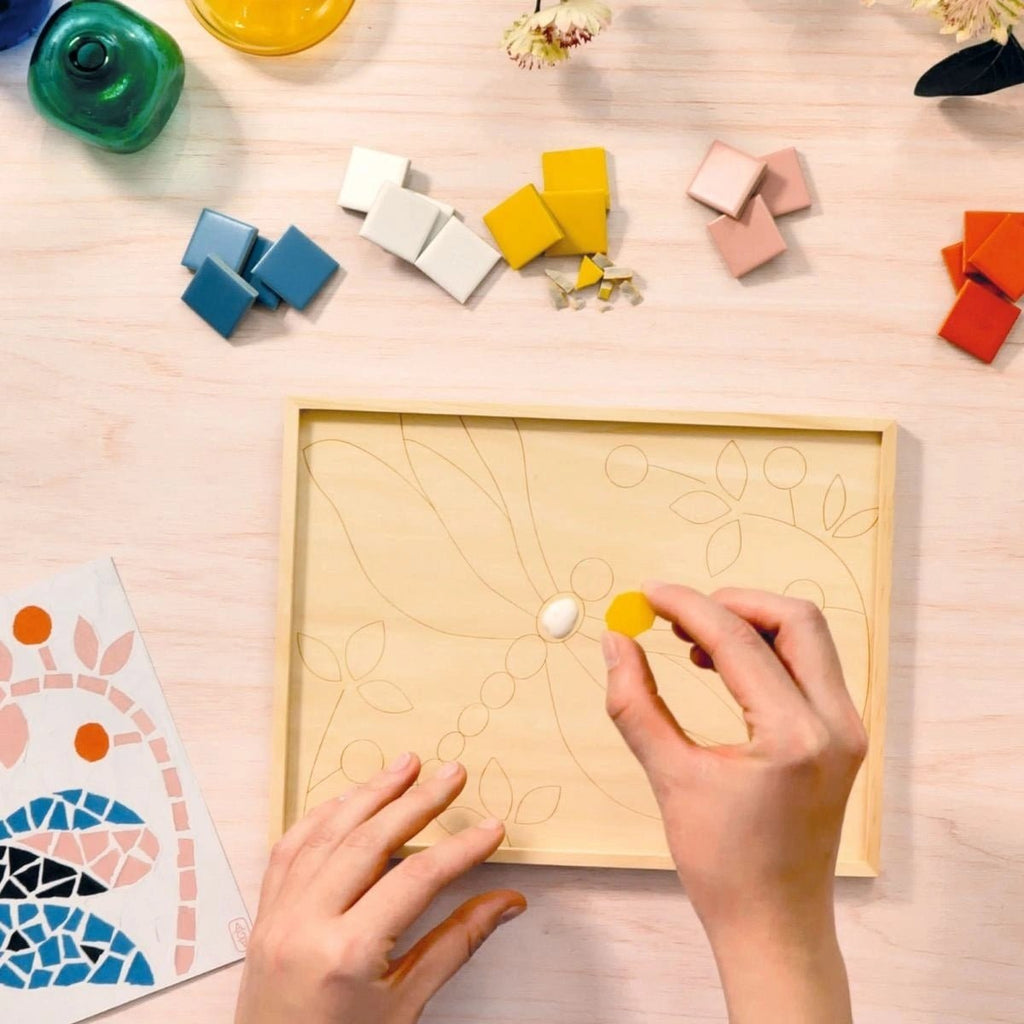 Mosaikzange im Einsatz beim Zuschneiden der Plättchen
