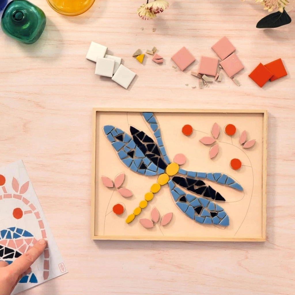 Tube Klebstoff, Zement und Spachtel aus dem Djeco Set
