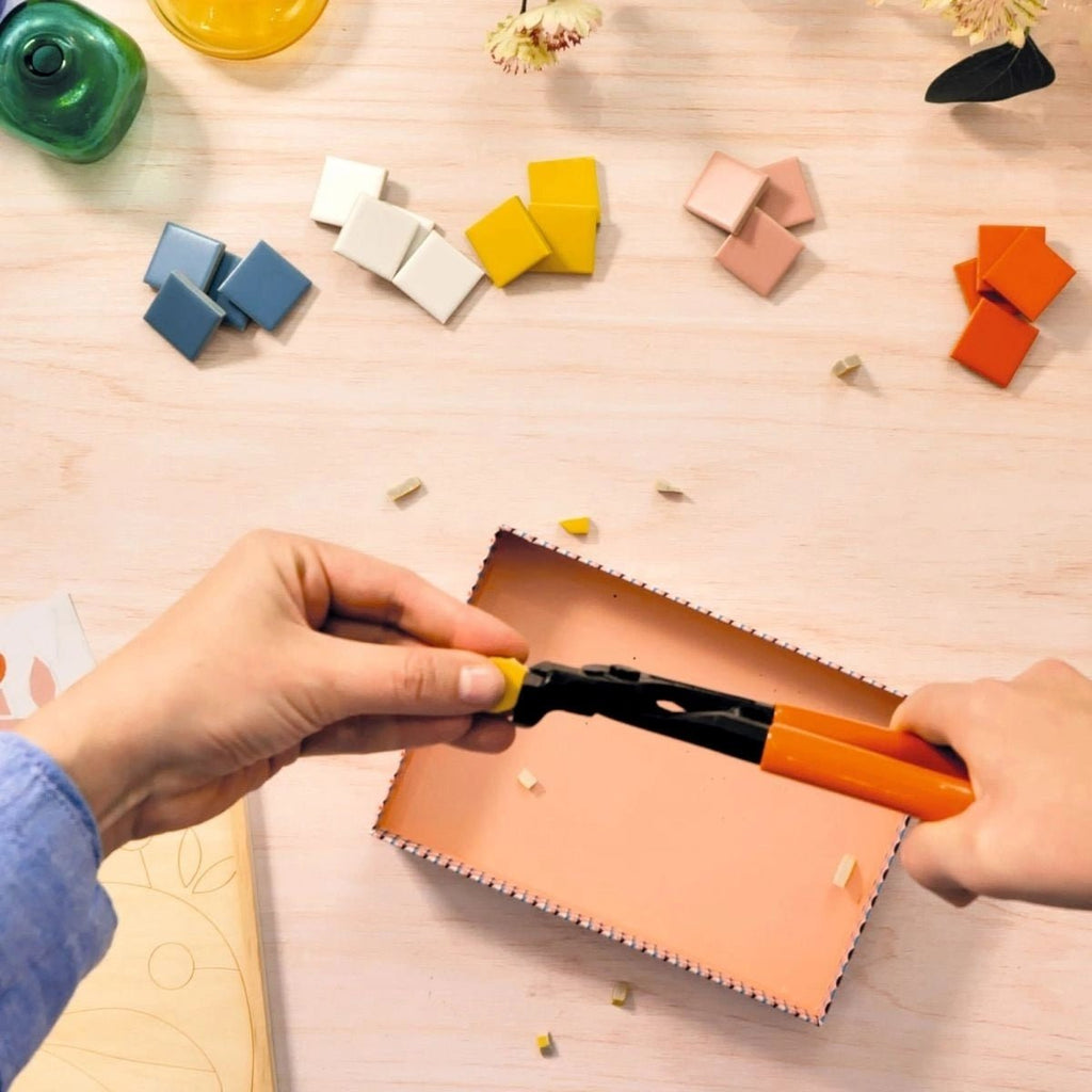 Nahaufnahme der Keramik-Mosaikplättchen in verschiedenen Formen
