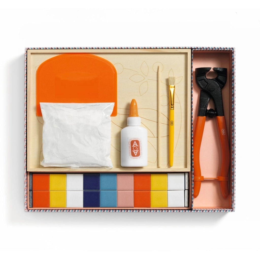 Keramikplättchen und Mosaikzange aus dem Mosaik Libelle Set
