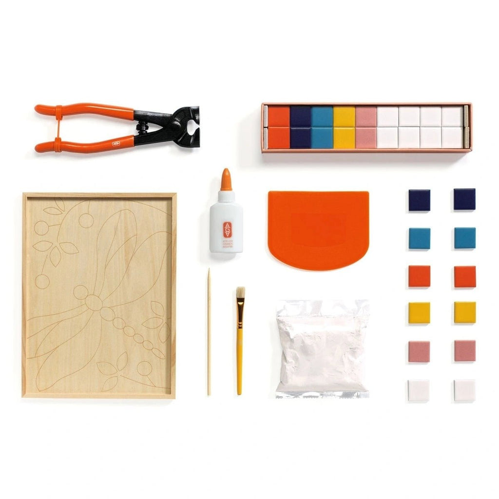 Bedruckte Holzplatte mit Libellenmotiv als Mosaikgrundlage
