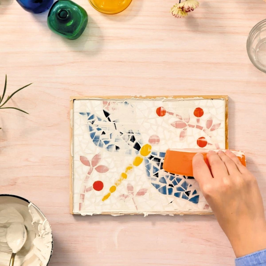 Fertiges Mosaik Libellenmotiv auf der Holzplatte