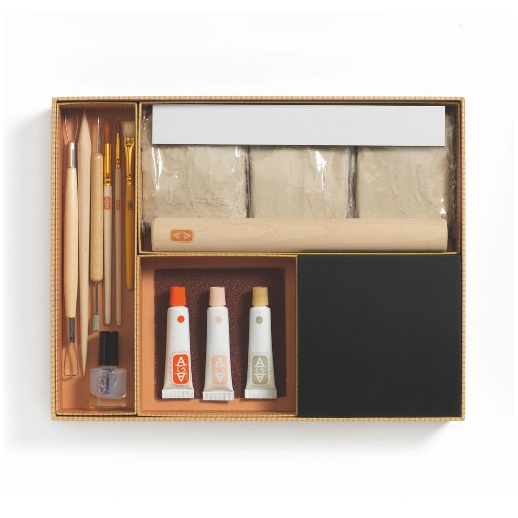 Ton, Pinsel und Werkzeug aus dem Djeco Modellierset
