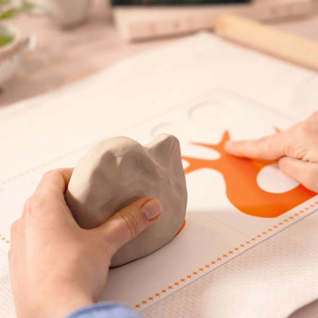 Erwachsene modellieren Koralle mit Djeco Atelier 85 Set
