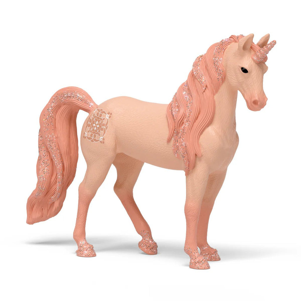 schleich Einhorn Stute Peach mit pfirsichfarbenem Fell auf weißem Hintergrund
