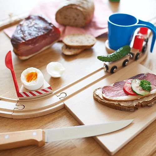 Frühstücksbrett mit Holzeisenbahn und Tasse Eisenbahn-Design