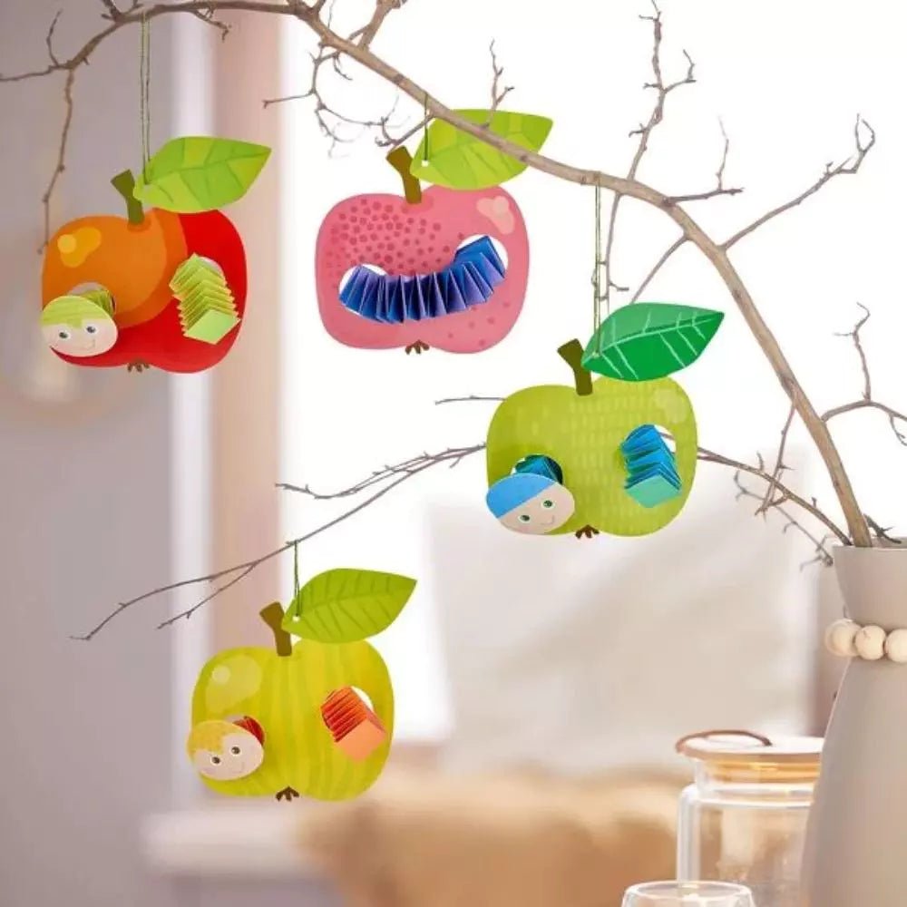 Fertige Apfelwürmchen aus Papier als Herbstdekoration
