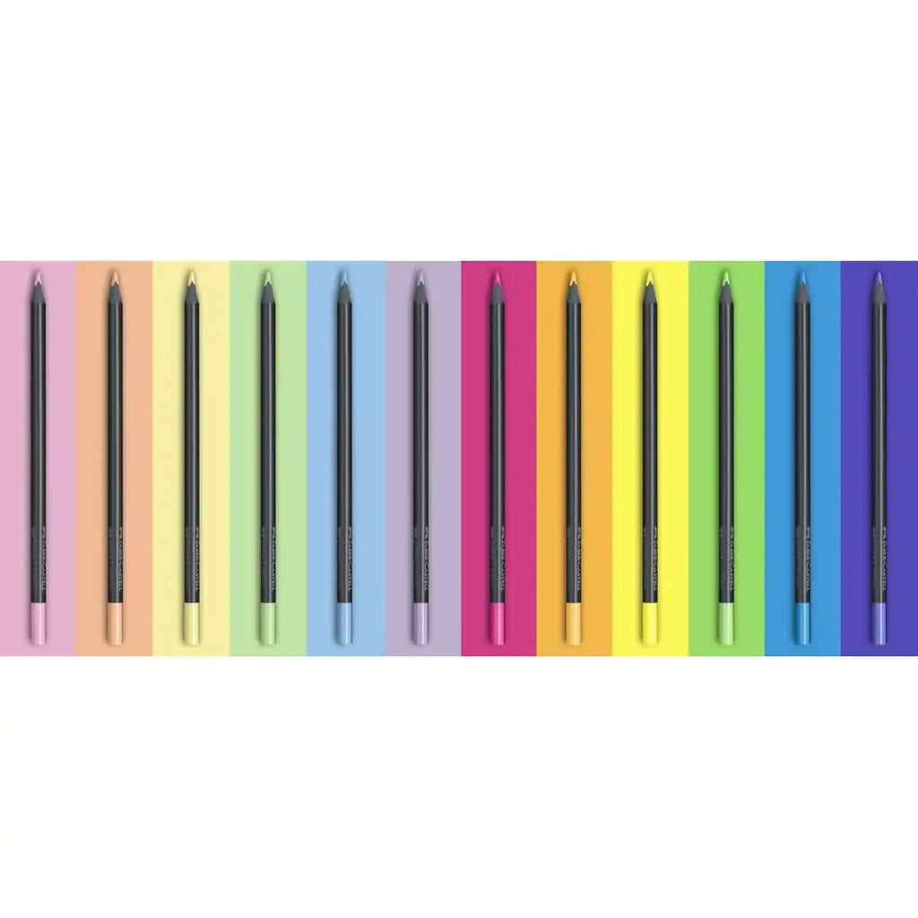 Buntstifte neon und pastell auf weißem Tisch arrangiert
