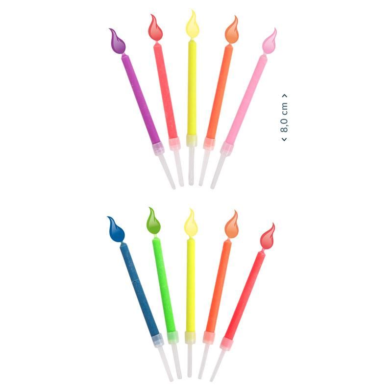 Farbflammen-Kerzen mit Halter auf Tisch dekoriert
