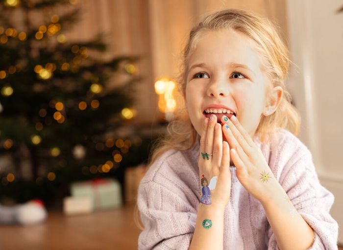 Weihnachts Fingernagel Tattoos mit Metallic Effekt
