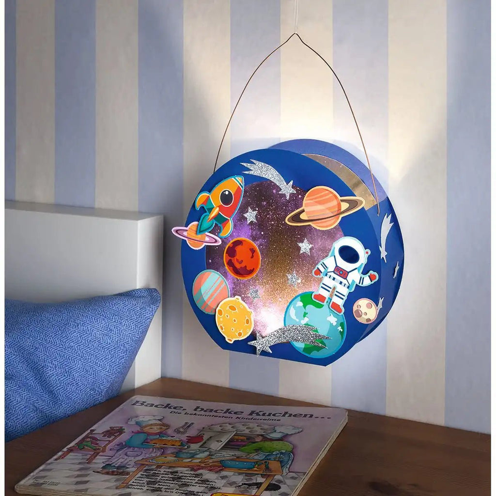 Bastelset Laterne Weltraum Motiv mit sicherem LED Licht
