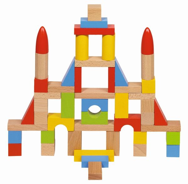 Bunte goki Holzbausteine aus Buchenholz auf weißem Regal – Spielzeug ab 2 Jahren

