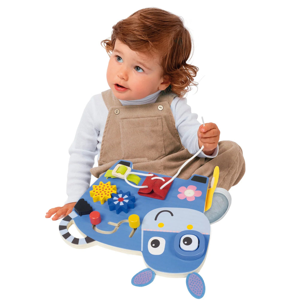 Kind spielt mit Donkey Activities Tisch – Goula Motorikspiel
