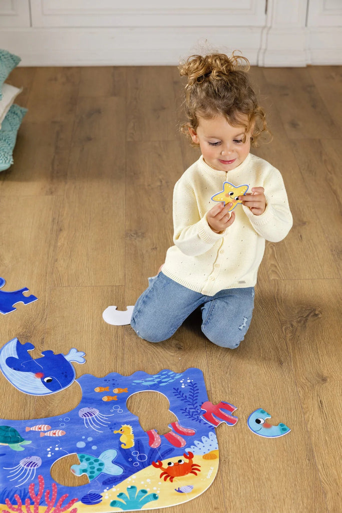 Kind legt Ozeanpuzzle – pädagogisches Spielzeug von Goula
