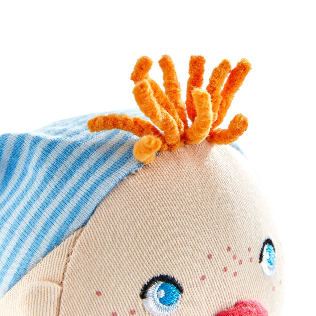 Detailansicht Haare der Handpuppe Kasper mit buntem Kostüm
