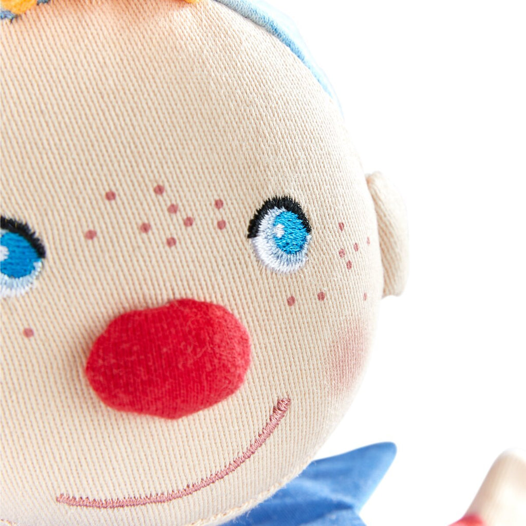 Detailansicht Gesicht der Handpuppe Kasper mit buntem Kostüm
