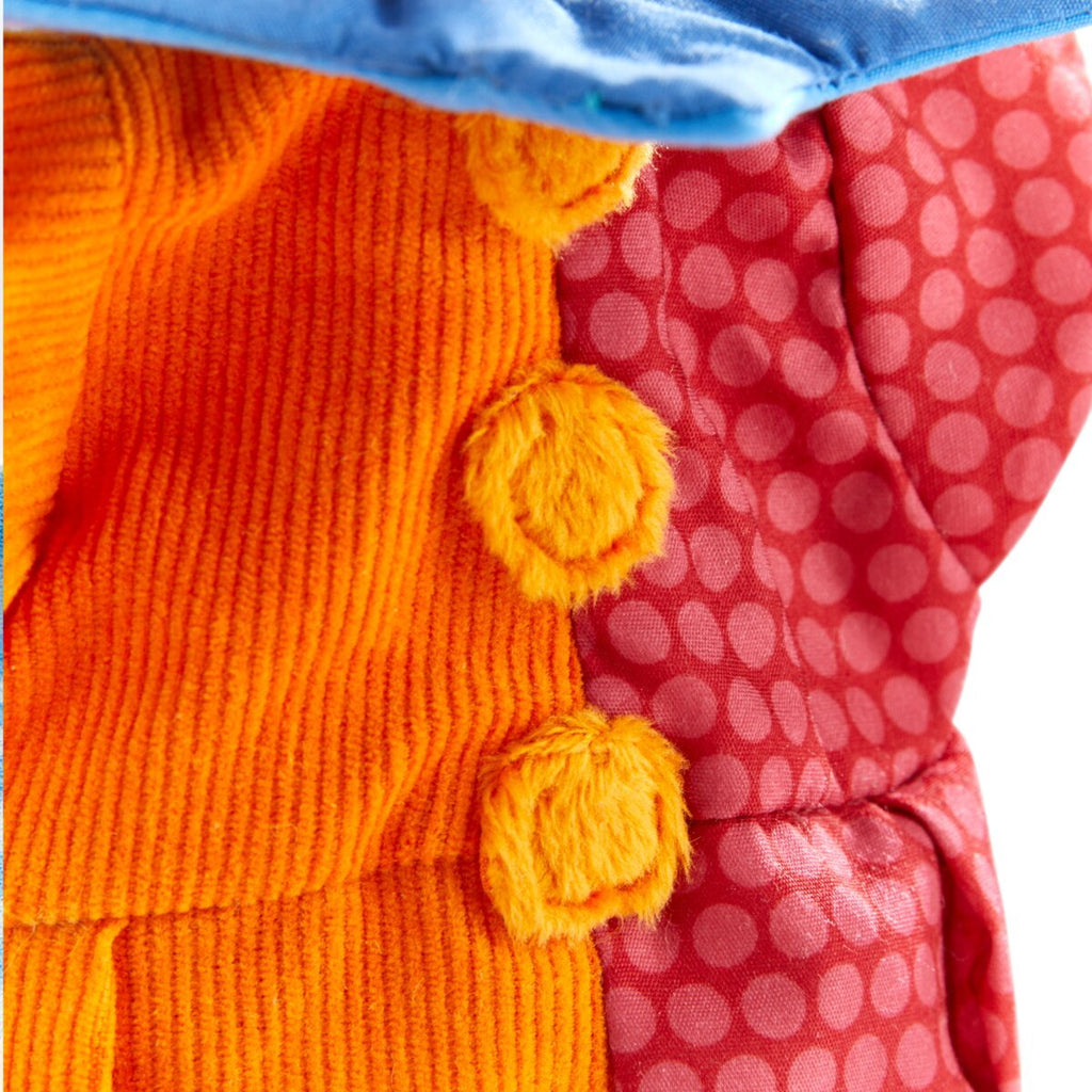 Detailansicht Kleidung der Handpuppe Kasper mit buntem Kostüm
