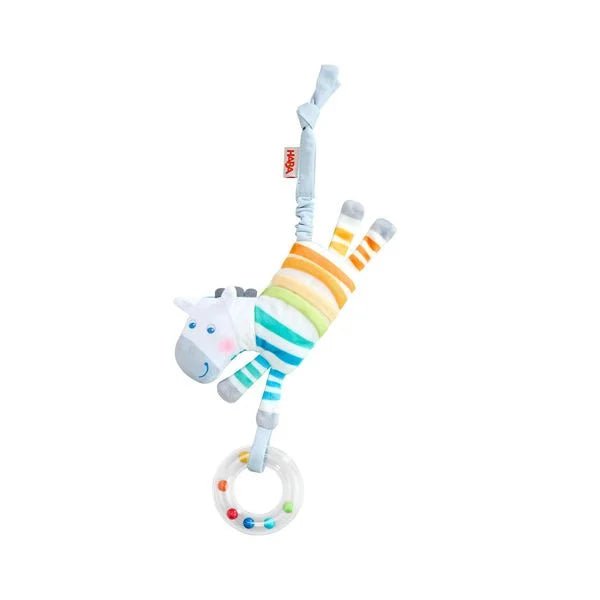 Hängefigur Zebra für Babys mit Rasselring auf weißem Hintergrund
