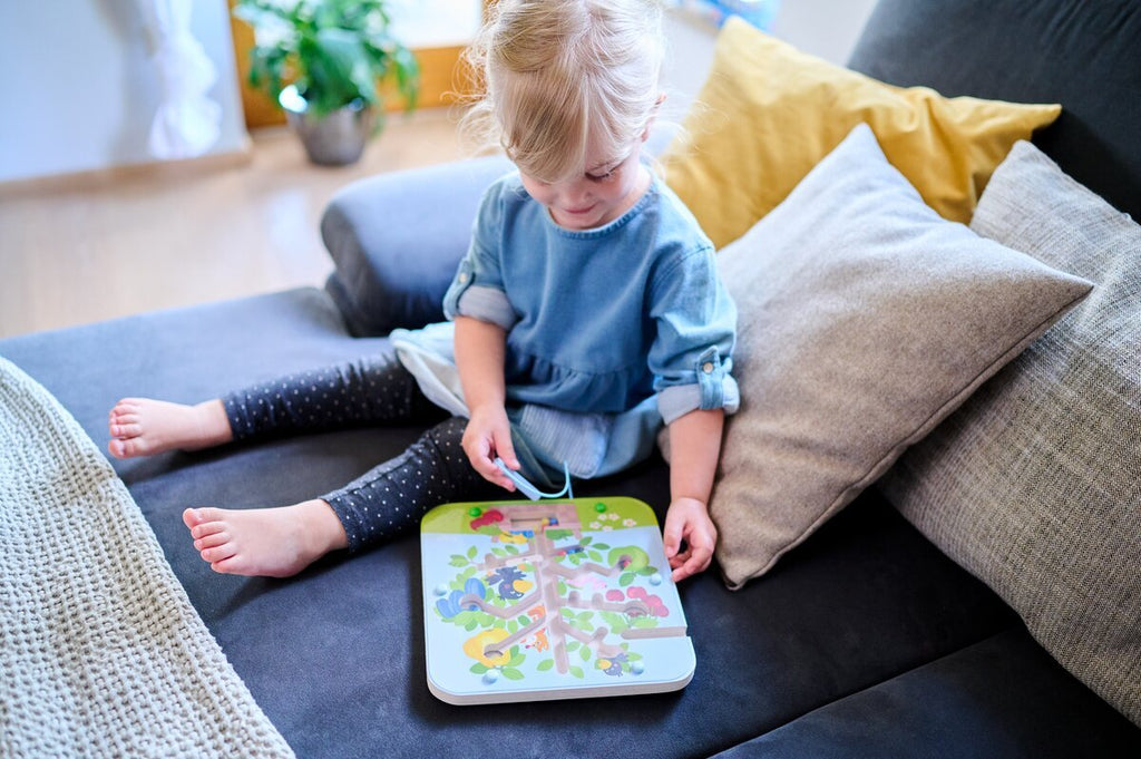 Farbenfrohes HABA Magnetspiel Obstgarten mit Rabe Theo als Motorikspiel für Kinder ab 2 Jahren
