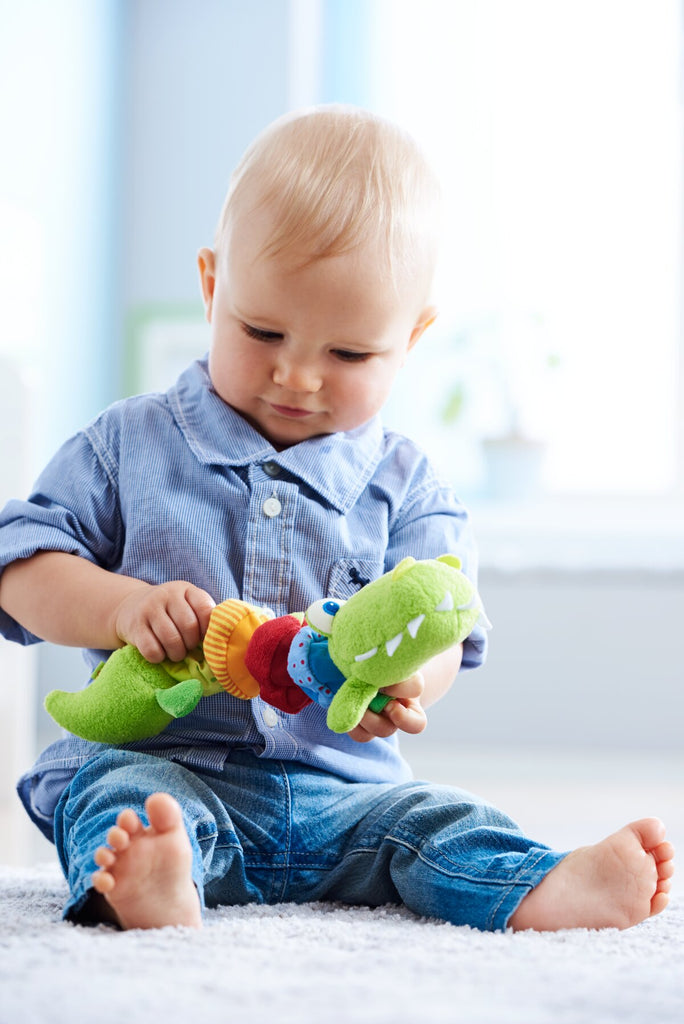 HABA Ratterfigur Kroko ab 6 – vibrierendes Babyspielzeug zum Ziehen
