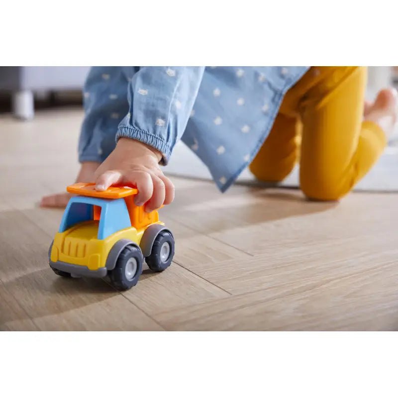 HABA Muldenkipper Spielzeugauto – gelber Kipplaster für Kinder ab 18 Monaten