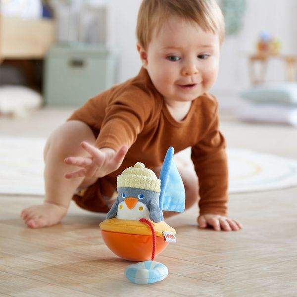 Stehauffigur Pinguin mit liebevollen Details für Babys
