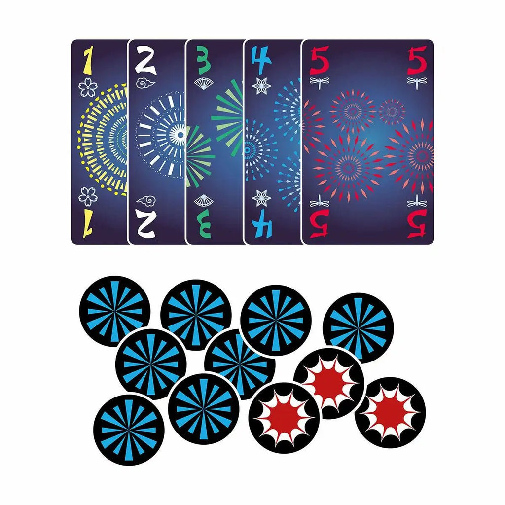 Karten und Bonusplättchen aus dem Hanabi Kartenspiel
