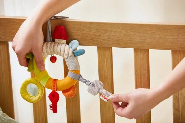Hängefigur Babyspielzeug mit Spiegelfolie und Gummischlaufen
