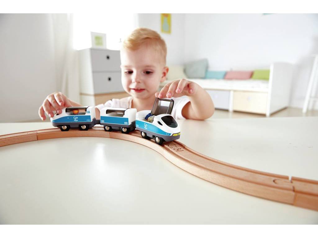 Achtförmiges Hape Eisenbahnset mit Schienen, Figuren und Sicherheitszeichen
