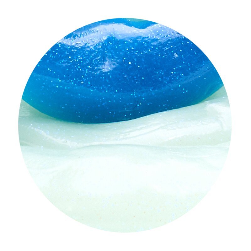 Intelligente Knete Neptun – weiß im Schatten, blau im Licht
