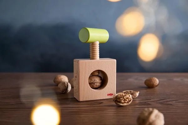 HABA Nussknacker 2-in-1 Werkzeug in Nutzung auf Holztisch
