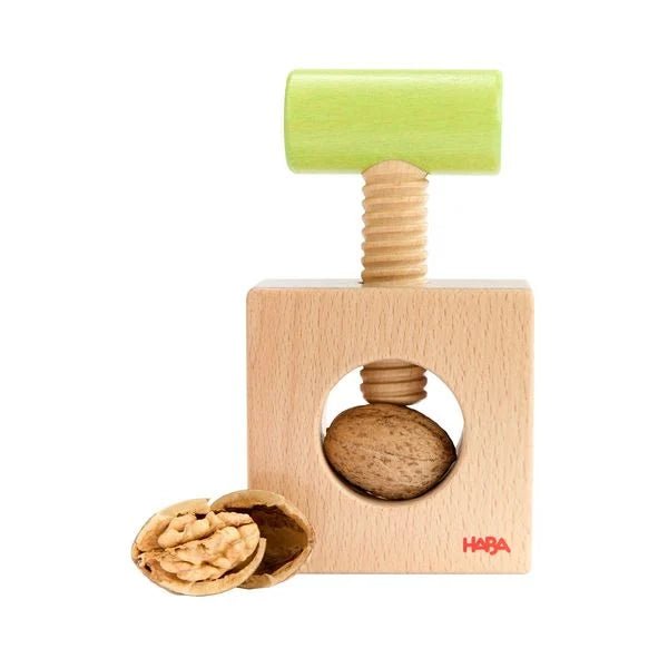HABA 2-in-1 Kastanienbohrer und Nussknacker im Einsatz
