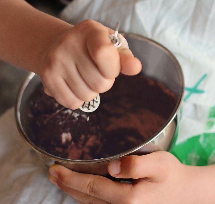 Backset für Kinder mit verschiedenen Backutensilien

