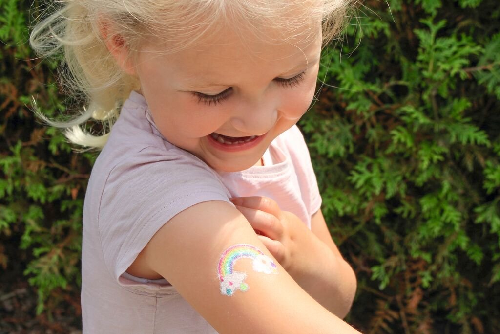 Krabbelkäfer – Glitzertattoos ab 3 Jahren mit Bienchen und Blumen zum Aufkleben
