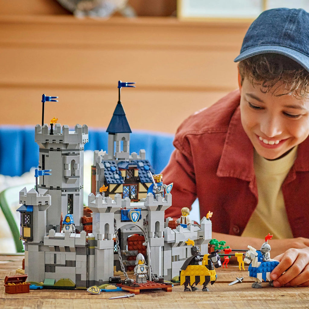 Mittelalterliche LEGO Burg mit Zugbrücke und König